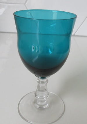 Verre Vieux Chenee - Drie antieke kristallen port of sherry glazen met zeegroene kelk kopen? Bied vanaf 30!