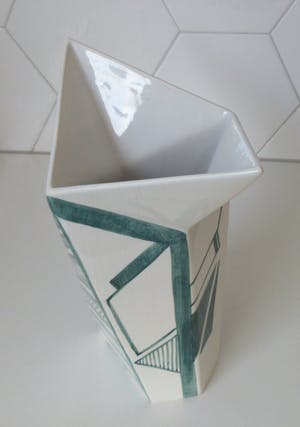 Niet of onleesbaar gesigneerd - Avantgardisctische keramische vaas met lijndecoratie kopen? Bied vanaf 10!