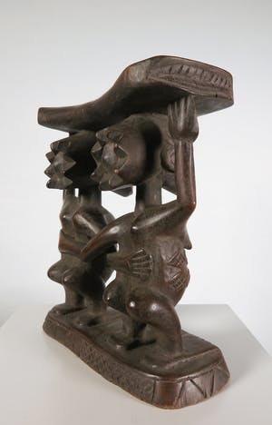 Luba - Gestoken hoofdsteun gedragen door twee vrouwfiguren kopen? Bied vanaf 1!