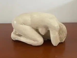 Niet of onleesbaar gesigneerd - Betongipsen beeld van een knielende vrouw - gesigneerd kopen? Bied vanaf 1!