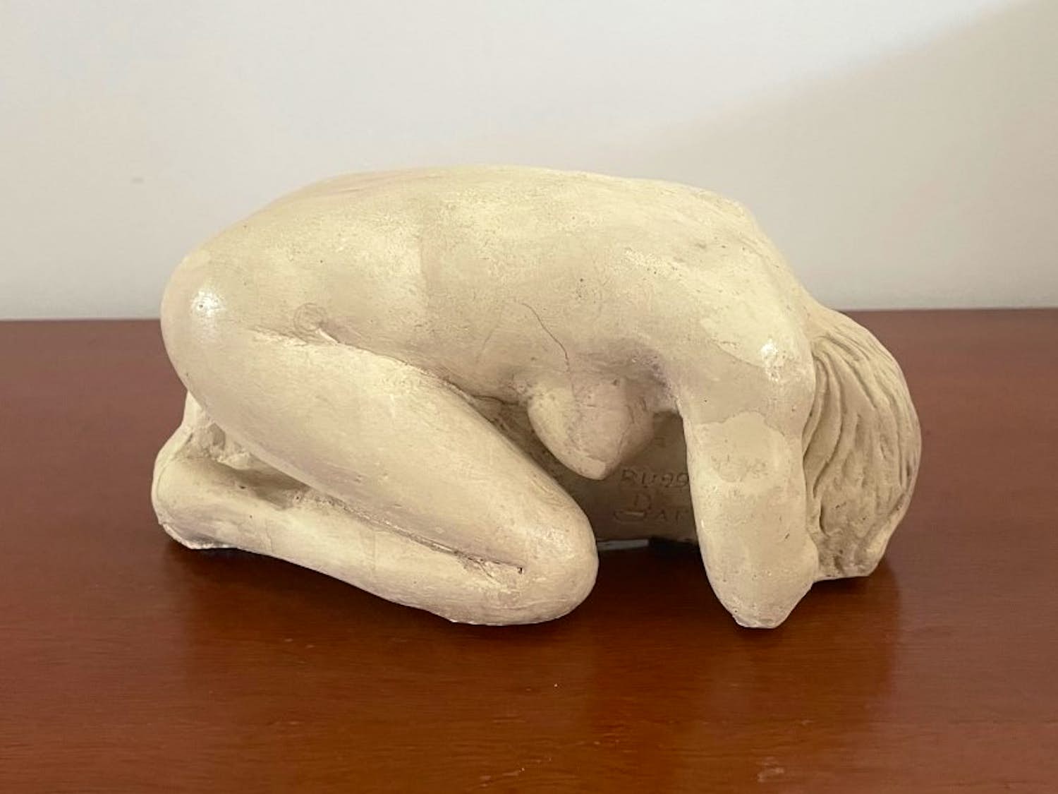 Niet of onleesbaar gesigneerd - Betongipsen beeld van een knielende vrouw - gesigneerd kopen? Bied vanaf 1!