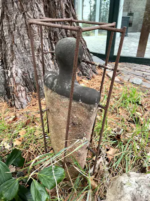 Ida De Roy - Stenen torso in stalen constructie kopen? Bied vanaf 300!