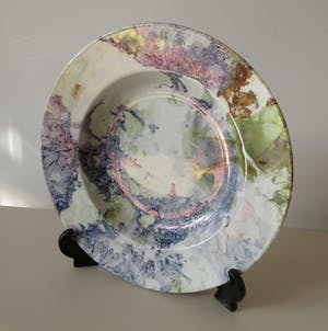 Niet of onleesbaar gesigneerd - Diep Aziatisch Porseleinen bord met gemarmerd lustglazuren decoratie kopen? Bied vanaf 1!