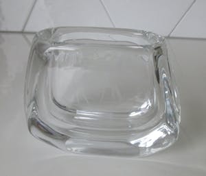 Niet of onleesbaar gesigneerd - Zweedse dikwandige glazen vaas met etsdecor van gestileerde herten kopen? Bied vanaf 10!