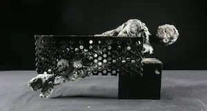 Niet of onleesbaar gesigneerd - Gemengde techniek, bronzen figuur achter metalen scherm kopen? Bied vanaf 1!