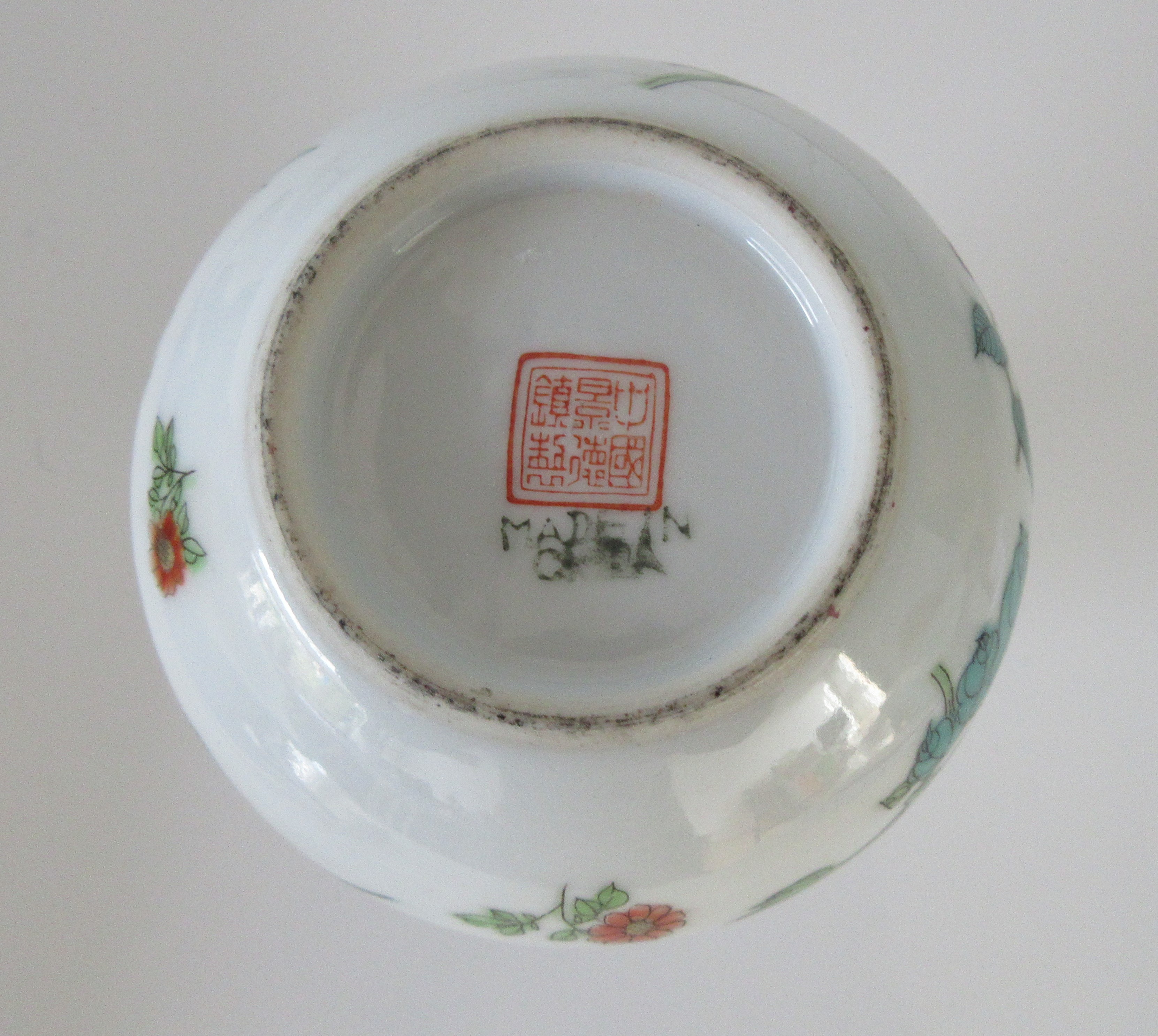 Niet of onleesbaar gesigneerd - Drie Chinese porseleinen Famille Rose vaasjes kopen? Bied vanaf 1!