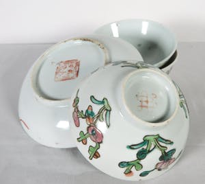 Curiosa - Lot van drie Chinees porseleinen kommetjes en een schaaltje van rond 1900 kopen? Bied vanaf 1!