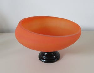 Niet of onleesbaar gesigneerd - Art deco oranje gesatineerde glazen schaal op voet kopen? Bied vanaf 1!