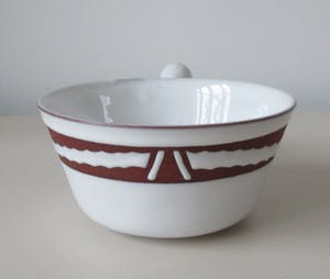 Niet of onleesbaar gesigneerd - Tien aardewerken soepkommen met wit Sgraffito decor kopen? Bied vanaf 1!