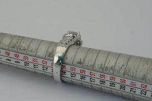 2540- witgouden diamanten dames Fantasiering- 18krt - midd.steen 1.20ct / E-F VS kopen? Bied vanaf 3400!