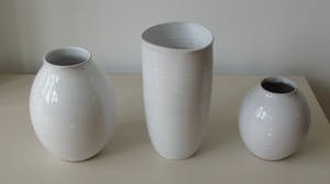 Pottenbakkerij Nagtegaal - Drie witte aardewerk vazen kopen? Bied vanaf 30!