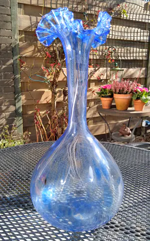 Niet of onleesbaar gesigneerd - Grote, zwierige vaas, blauw glas, handgemaakt kopen? Bied vanaf 1!