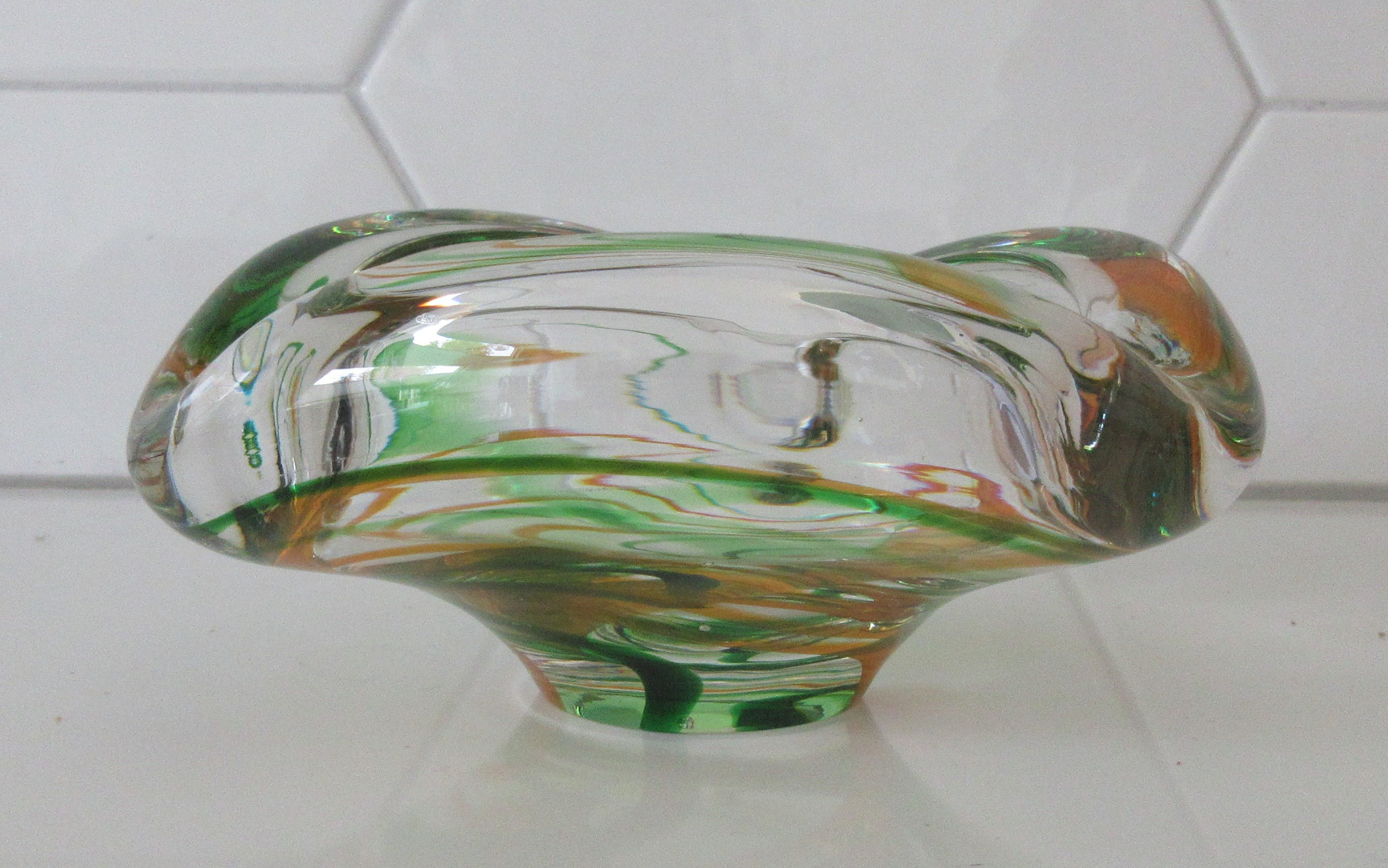 Max Verboeket - Kristalunie Maastricht - Blank kristallen asbak met groene en oranje slingers kopen? Bied vanaf 22!