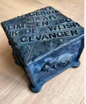 AcheterKoen Rossaert - BOX, Bronzen beeld, gesloten doos? Enchérissez de 200!