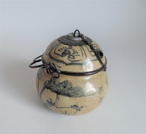 Niet of onleesbaar gesigneerd - Chinees porselein opium potje met decoratie en karakters kopen? Bied vanaf 10!