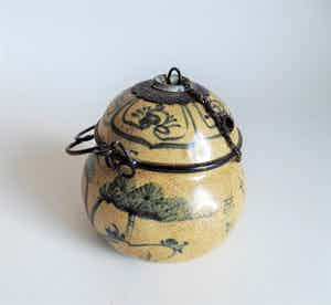 Niet of onleesbaar gesigneerd - Chinees porselein opium potje met decoratie en karakters verkocht voor € 10!