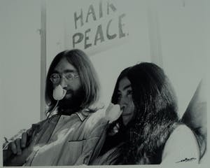 Nico Koster - Foto, John Lennon , Hilton Hotel tijdens de 'Bed-in for Peace' in '69 + Boek kopen? Bied vanaf 175!