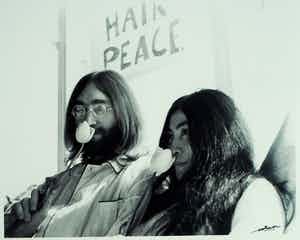 Nico Koster - Foto, John Lennon , Hilton Hotel tijdens de 'Bed-in for Peace' in '69 + Boek verkocht voor € 175!