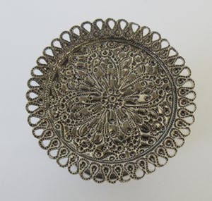 Niet of onleesbaar gesigneerd - Twee antieke filigraan zilveren glashouders - een met origineel glas - kopen? Bied vanaf 10!