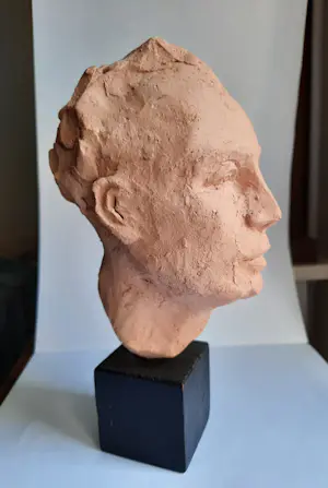 Niet of onleesbaar gesigneerd - Portret in klei kopen? Bied vanaf 1!