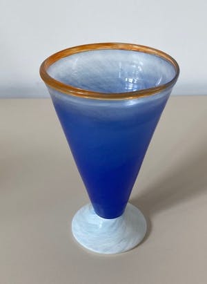 Niet of onleesbaar gesigneerd - Jema Boda Glasbruk - twee gekleurde vaasjes - A. Gray kopen? Bied vanaf 1!