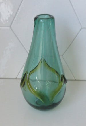 Niet of onleesbaar gesigneerd - Groen en amber dikwandige vintage glazen vaas kopen? Bied vanaf 10!