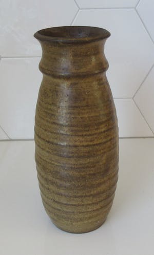 Klaas Fenne de Leeuwe - Vaas met bruin stroomglazuur kopen? Bied vanaf 1!