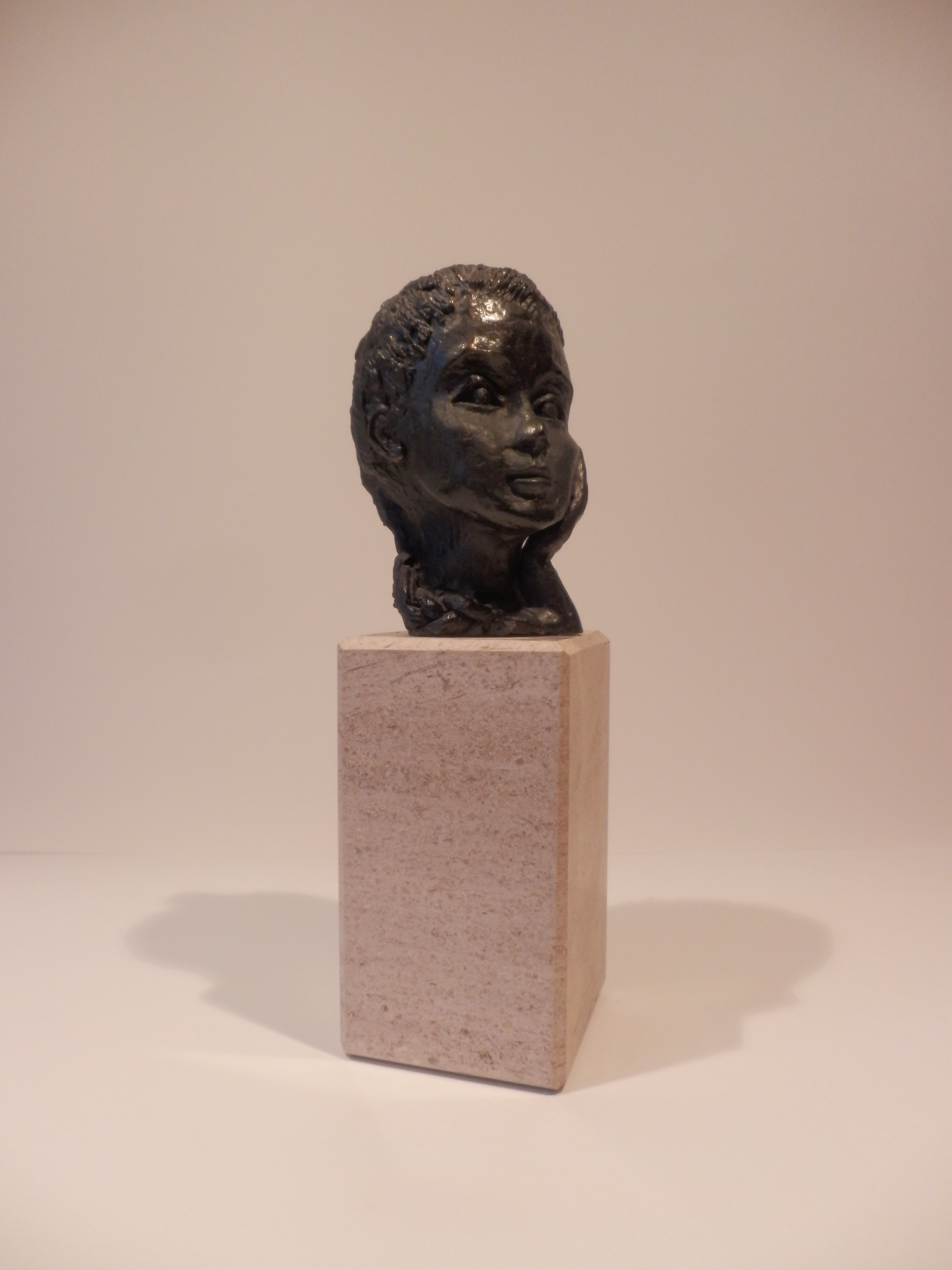 Niet of onleesbaar gesigneerd - Stenen sculptuur op marmeren sokkel MEISJESKOPJE kopen? Bied vanaf 1!