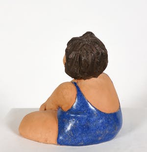 Niet of onleesbaar gesigneerd - Aardewerk, Zittende dame in badkleding kopen? Bied vanaf 1!