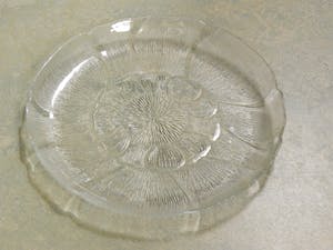 Niet of onleesbaar gesigneerd - 2 grote glazen jaren 60 schalen kopen? Bied vanaf 1!