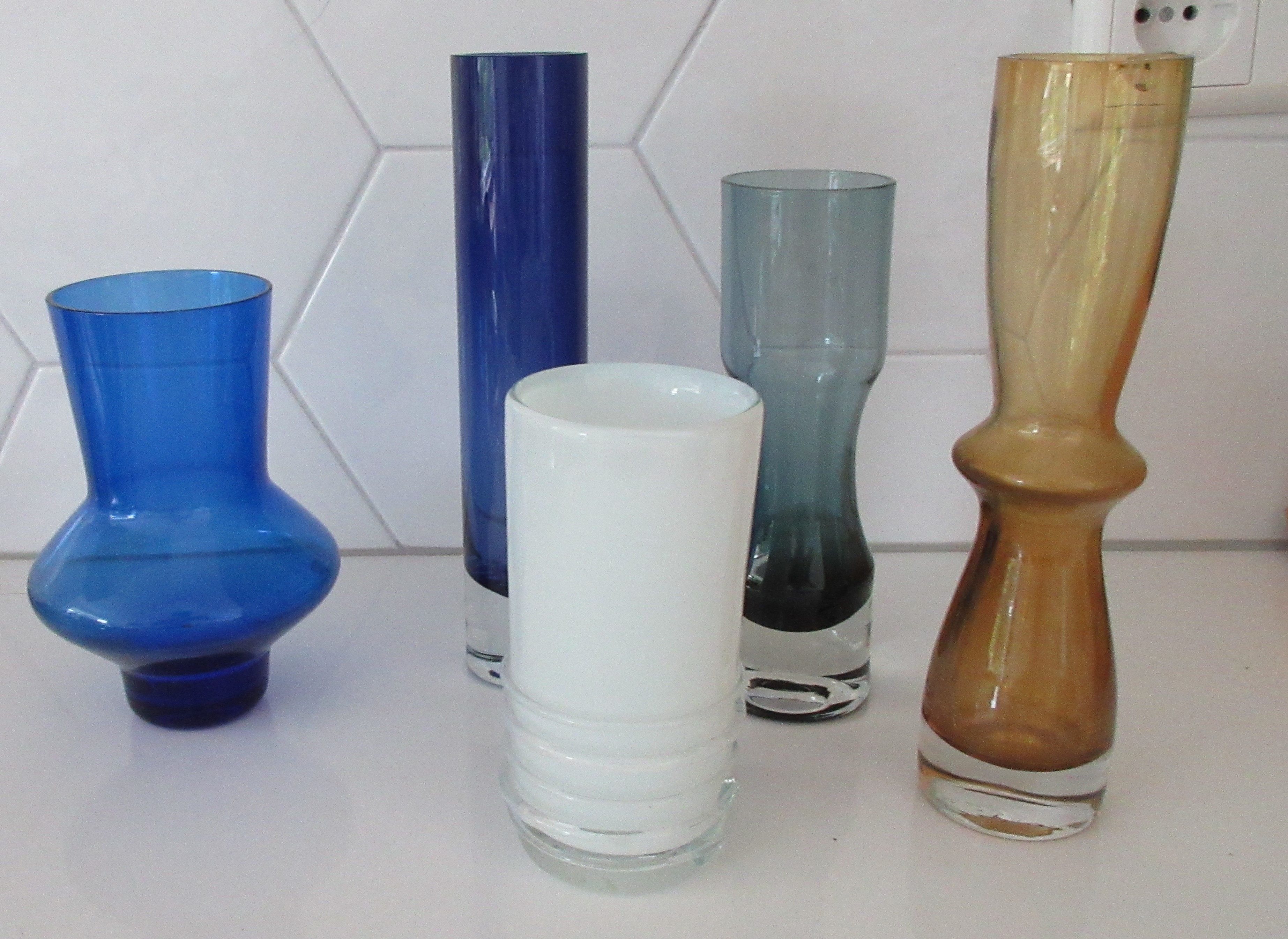 Niet of onleesbaar gesigneerd - Lot van 5 sixties glazen vaasjes verkocht voor € 1!