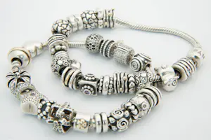 Acheter11- TWEE (2) Massief 1e ghlt zilveren PANDORA bedel armbanden - totaal 35 bedels? Enchérissez de 200!