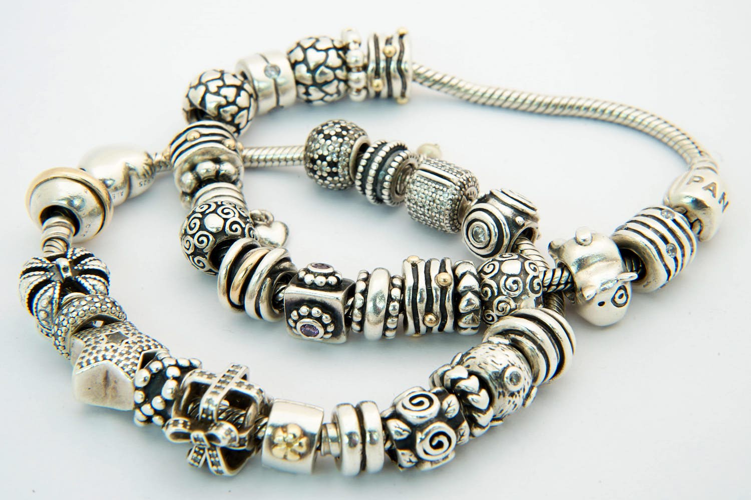 11- TWEE (2) Massief 1e ghlt zilveren PANDORA bedel armbanden - totaal 35 bedels kopen? Bied vanaf 200!