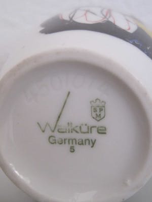 Niet of onleesbaar gesigneerd - Walküre gesigneerde espresso kop en schotel 2x kopen? Bied vanaf 10!