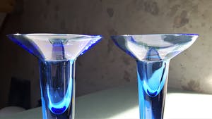 Niet of onleesbaar gesigneerd - Twee design glazen kaarsenhouders blauw met groene voet kopen? Bied vanaf 1!