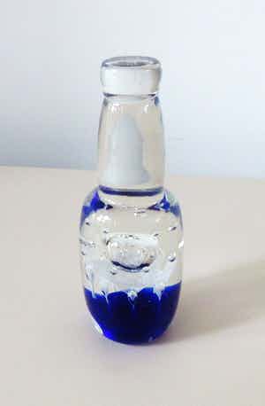 Niet of onleesbaar gesigneerd - Kegelvormige glazen presse papier verkocht voor € 1!