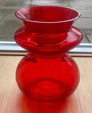 Niet of onleesbaar gesigneerd - Rode XL vintage glazen vaas kopen? Bied vanaf 1!