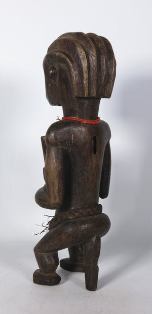 Fang - Hout, Zittend figuur met rode ketting en hoorn des overvloeds kopen? Bied vanaf 1!