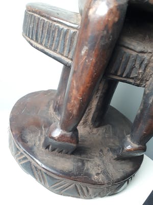 Dogon - Houten beeld van man op kruk met watervat kopen? Bied vanaf 30!