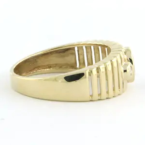 14k gouden ring bezet met saffier en briljant  geslepen diamant tot. 0.05ct kopen? Bied vanaf 175!