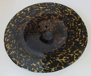 Niet of onleesbaar gesigneerd - Zeer grote art deco kunstglazen schaal in schilpad motief kopen? Bied vanaf 10!