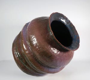 Peter von Hartsvelt Müller - Aardewerk, Bruin en paars geribbelde vaas (Groot) kopen? Bied vanaf 70!