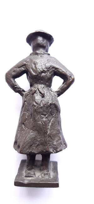 Ella van de Ven - Oud vrouwtje in ouderwetse klederdracht kopen? Bied vanaf 25!