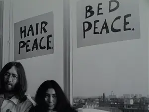 Nico Koster - Foto, John Lennon & Yoko Ono - Hilton Hotel tijdens de 'Bed-in for Peace' in '69 kopen? Bied vanaf 1!