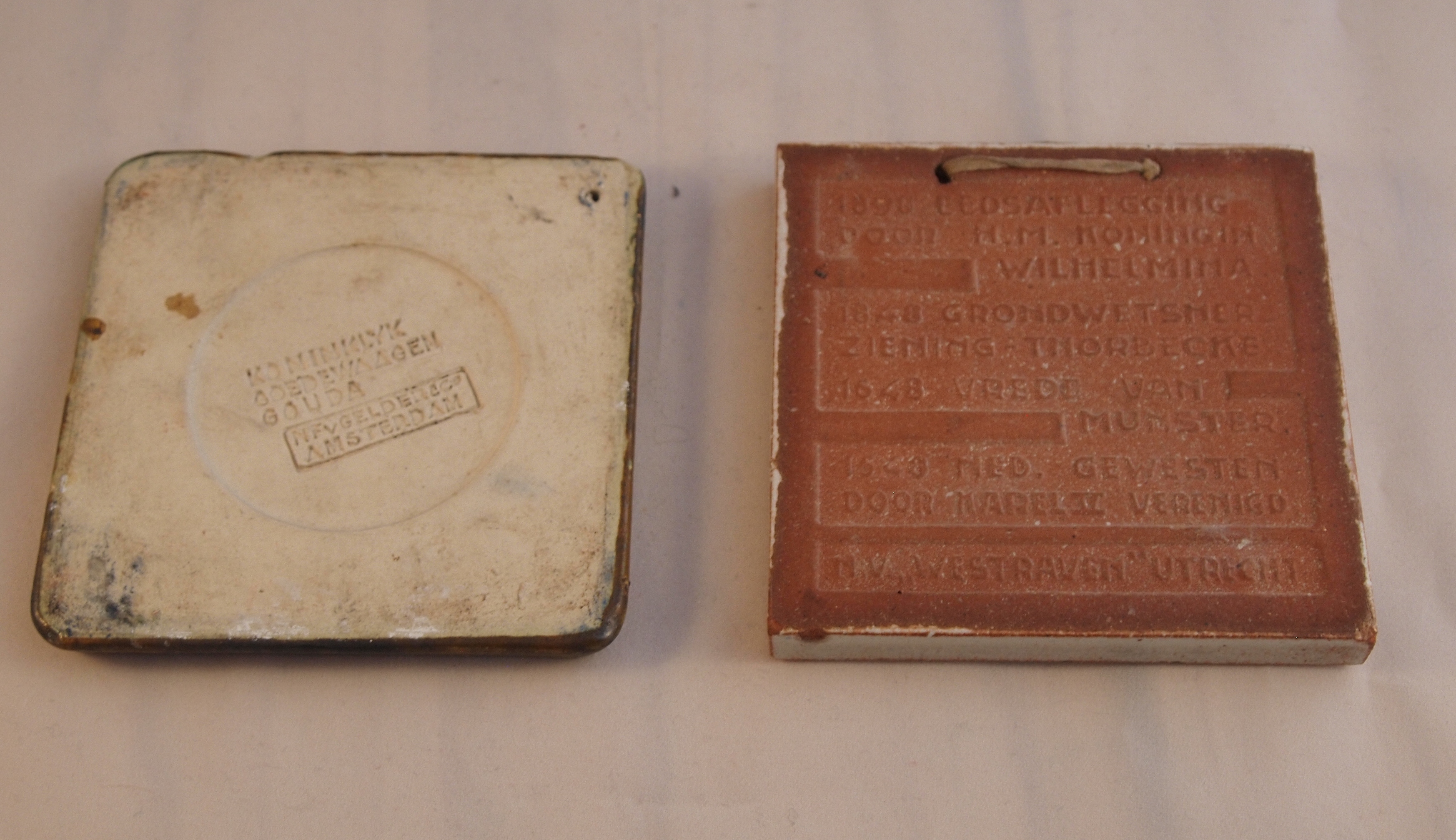 Faience- en Tegelfabriek Westraven - en plateelfabriek Royal Goedewaagen - twee cloisonne tegels  kopen? Bied vanaf 15!
