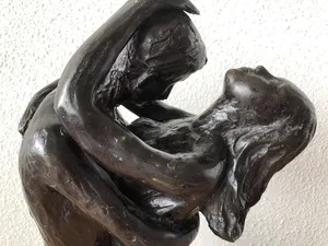 Niet of onleesbaar gesigneerd - Groot beeld " VERLIEFD STEL " kopen? Bied vanaf 1!