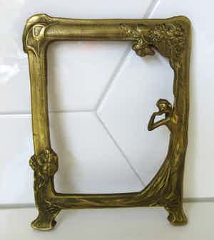 Niet of onleesbaar gesigneerd - Art nouveau messing fotolijstje verkocht voor € 10!