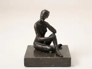 Carla Kamphuis-Meijer - Bronzen sculptuur: Zittende naakte dame kopen? Bied vanaf 275!
