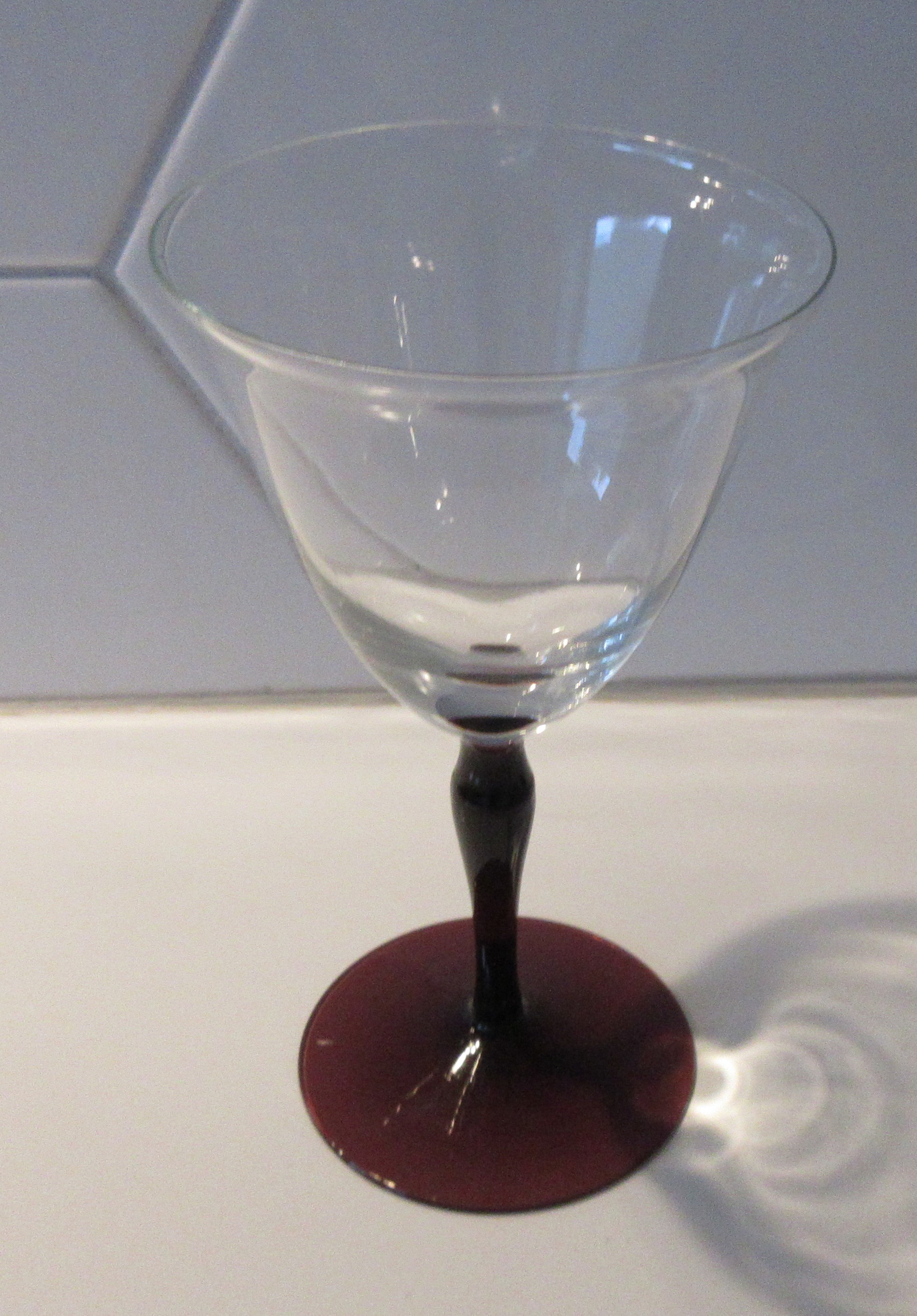 Willem Rozendaal - Vier rode wijnglazen servies Ajax met paarse voet en steel kopen? Bied vanaf 22!