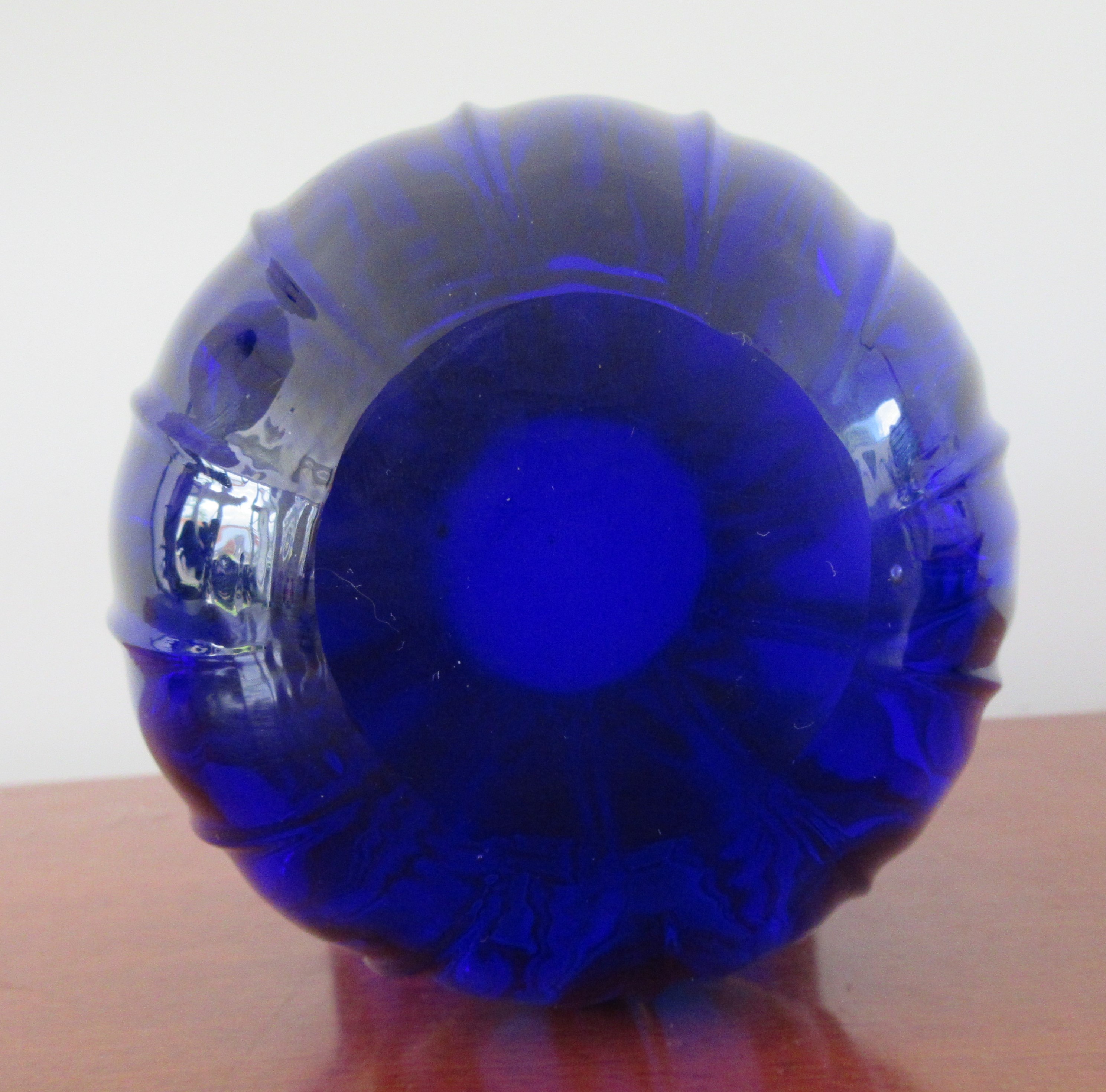Niet of onleesbaar gesigneerd - Antiek 19e eeuws Frans Cobalt blauw vrijgeblazen dikglazen vaasje kopen? Bied vanaf 1!